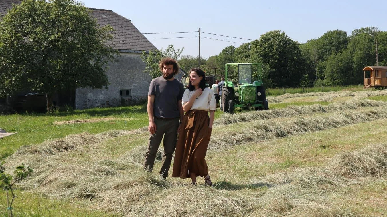 Galhia et Louis dans la prairie de La roulotte ruche